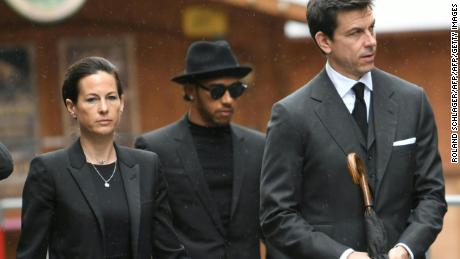 Hamilton arrives at Lauda&#39;s funeral alongside Birgit Lauda and Mercedes boss Toto Wolff.