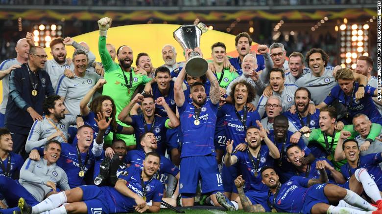 Chelsea lifts the UEFA Europa League Trophy after beating Arsenal. 