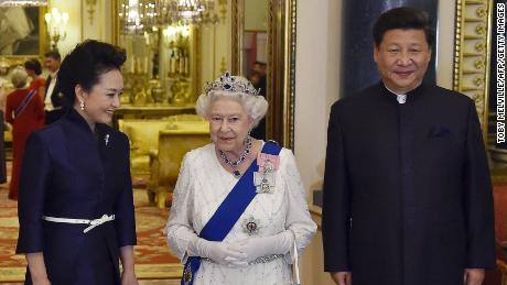 The Queen accompanies Chinese President Xi Jinping and his wife, Peng Liyuan, during their state visit in 2015. 