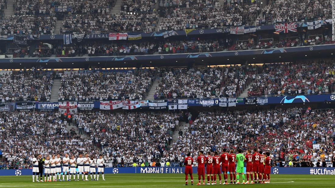 Liverpool and Tottenham Hotspur players and their fans observe a minutes silence in memory of Jose Antonio Reyes prior to the start of the final at Estadio Wanda Metropolitano in Madrid. 