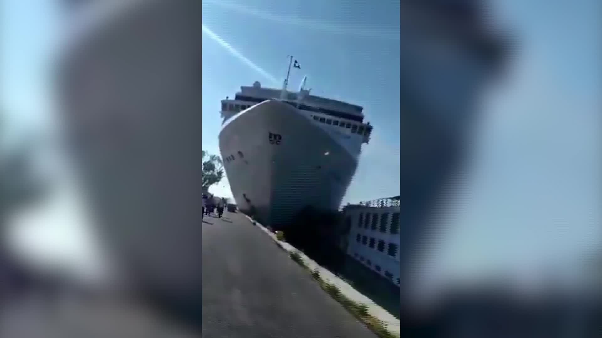 Out Of Control Cruise Ship Slams Into Tourist Boat Cnn Video