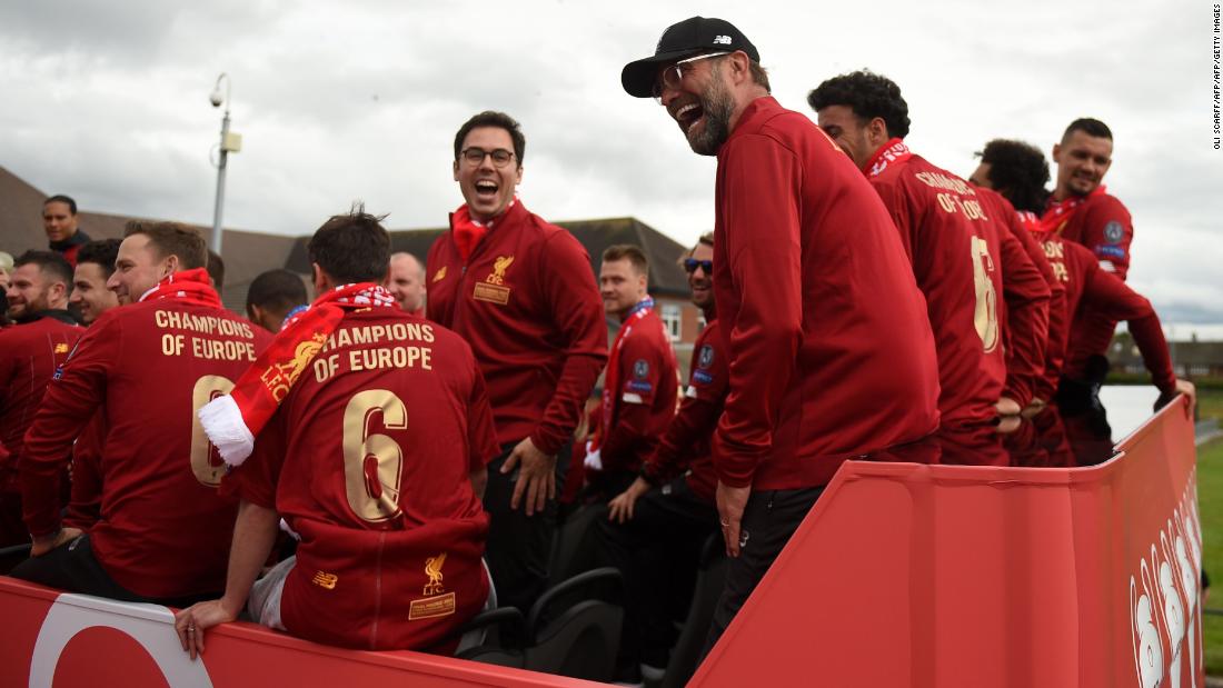 Liverpool&#39;s German manager Jurgen Klopp shares a laugh at the start of the parade. 
