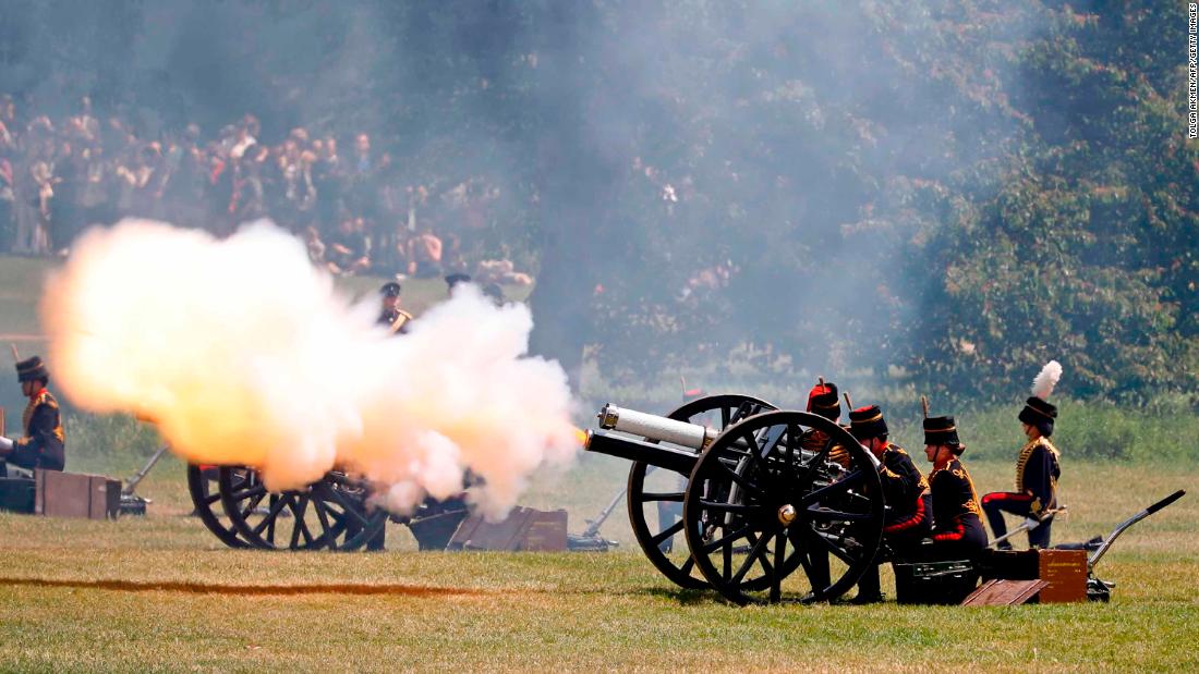 British Army troops fire a cannon in London&#39;s Green Park to mark the beginning of Trump&#39;s visit.