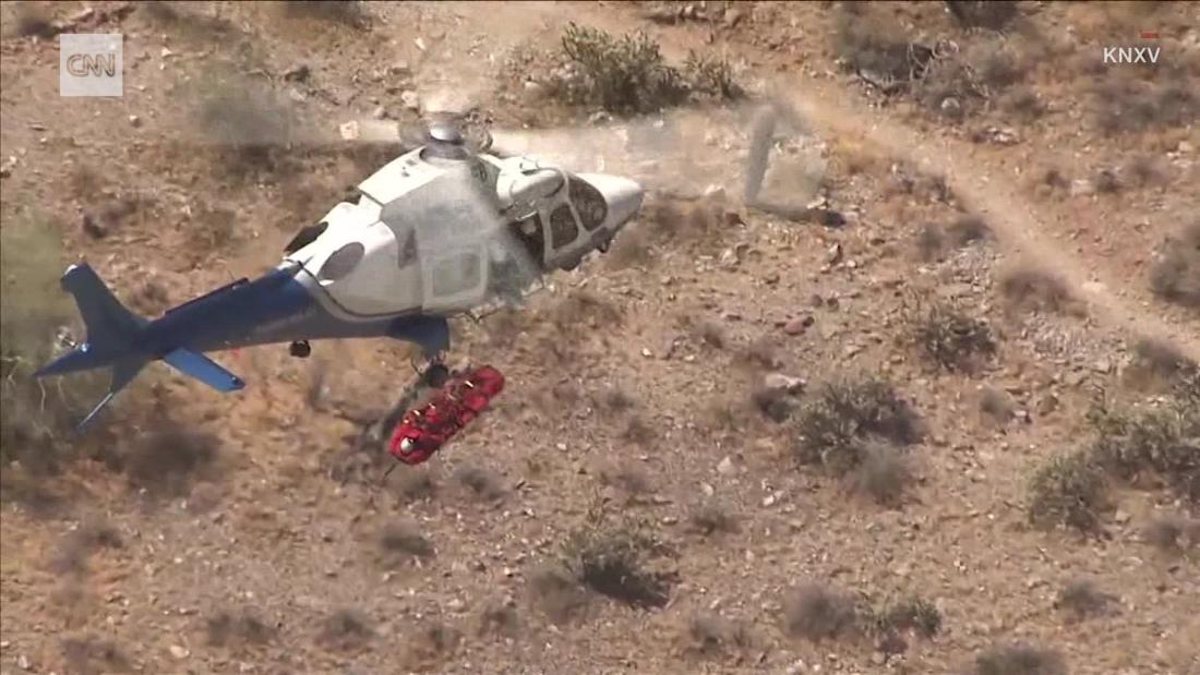 La camilla con una mujer rescatada en helicóptero comenzó a girar en el ...