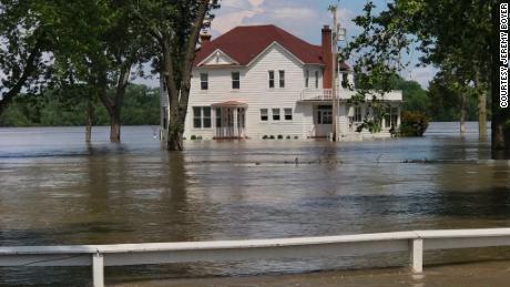 Water levels on the Mississippi River near the Anheuser Estate in Kimmswick, MO.