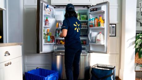 Walmart employees will deliver grocieries straight to customers&#39; fridges.