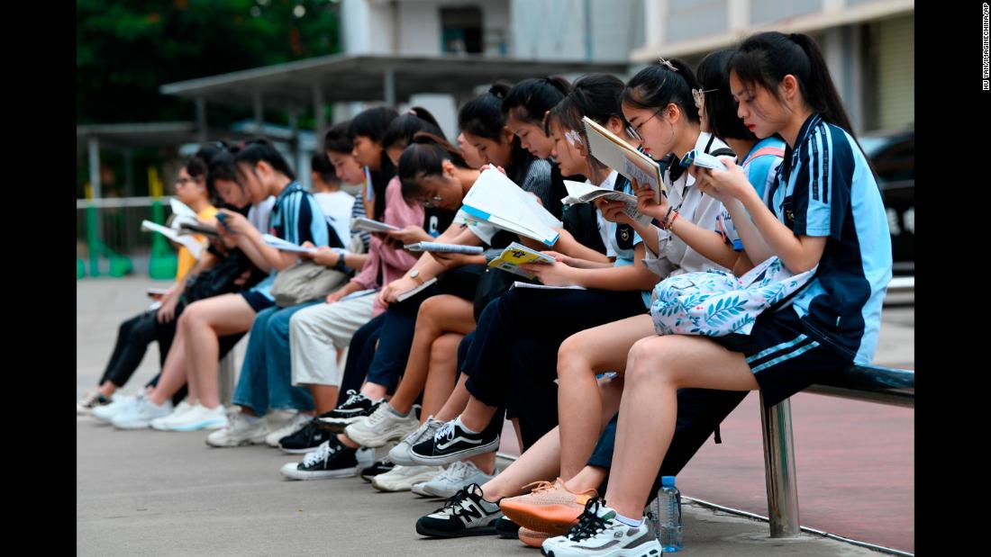 Chinese students review their textbooks before sitting the college entrance exam in Nanning city, in southern China, on June 7, 2019. 