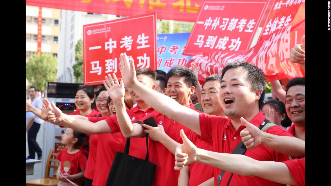 Parents cheer on their children who are sitting their college entrance exam in Huaibei city, Anhui province, on June 7, 2019.