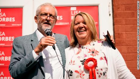British Labour Party leader Jeremy Corbyn and the party&#39;s prospective parliamentary candidate Lisa Forbes talk to supporters in the run up to the Peterborough by-election on June 1, 2019 in Peterborough, England. 