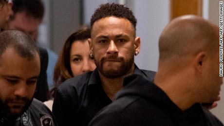 TOPSHOT - Brazil&#39;s star striker Neymar leaves a Police Station after giving a statement to police for posting intimate WhatsApp messages with Najila Trindade Mendes de Souza, who has accused of rape, on social media, at the Internet Crime Special Police Unit in Rio de Janeiro, Brazil on June 6, 2019. (Photo by Mauro Pimentel / AFP)        (Photo credit should read MAURO PIMENTEL/AFP/Getty Images)