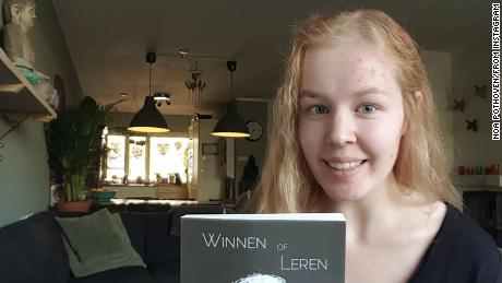 Noa Pothoven posing with her award-winning autobiography, titled Winnen of Leren (&quot;Winning or Learning&quot;).