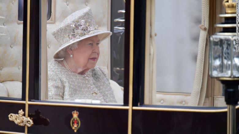 The Queen traveled down the Mall in a carriage. 