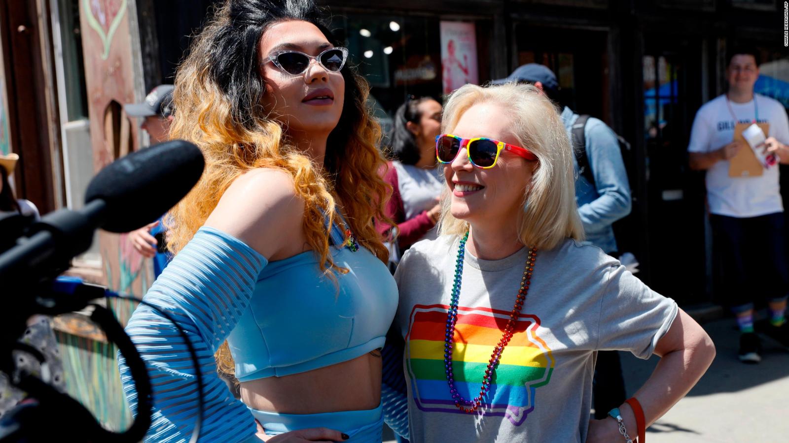 2020 Democrats flock to Des Moines' Pride festival to embrace LGBTQ