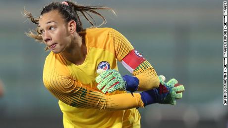 EMPOLI, ITALY - JANUARY 18: Christiane Endler of Chile Women throws the ball during the International Friendly match between Italy Women and Chile Women on January 18, 2019 in Empoli, Italy.  (Photo by Gabriele Maltinti/Getty Images)