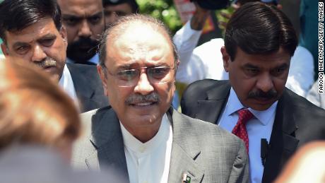 Former Pakistani President and the co-chairperson of Pakistan People&#39;s Party (PPP) Asif Ali Zardari (2L) arrives for his bail appeal at Islamabad High Court on June 10, 2019. - The Islamabad High Court has rejected an application seeking extension in the pre-arrest bails of PPP co-chairman Asif Ali Zardari and his sister Faryal Talpur in the fake accounts case. (Photo by FAROOQ NAEEM / AFP)        (Photo credit should read FAROOQ NAEEM/AFP/Getty Images)