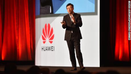 Huawei was on track to overtake Samsung as the world&#39;s top smartphone seller by the end of this year, senior executive Shao Yang said.