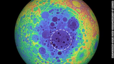 Hay una enorme masa incrustada en el centro de la luna y los astrónomos no están seguros de qué es 