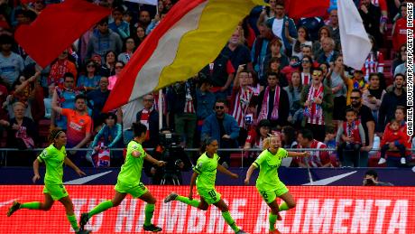 Barcelona FC&#39;s forward Toni Duggan (R) celebrates her goal against Atletico Madrid.