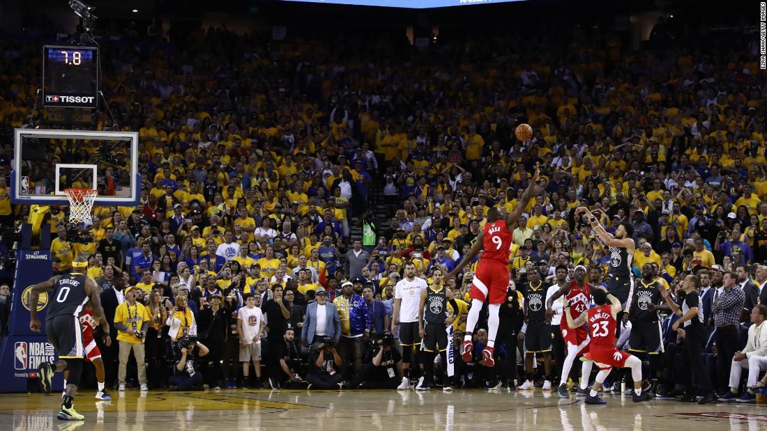 Curry misses a 3-pointer in the game&#39;s final seconds.