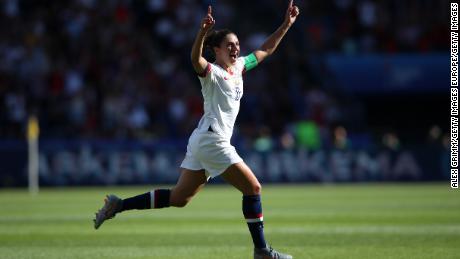 USWNT star Carli Lloyd drills a 55-yard field goal at a Philadelphia Eagles practice