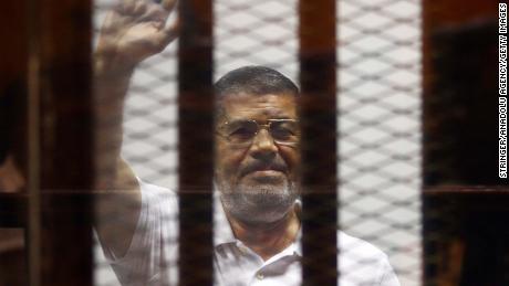 Egypt&#39;s Mubarak testifies in the trial of his ousted successor