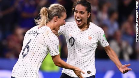 France&#39;s midfielder Amandine Henry celebrates after putting her side 2-1 ahead in extra time of the last 16 Women&#39;s World Cup clash against Brazil in Le Havre. 