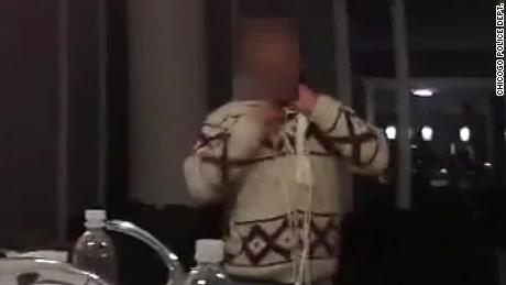 Полиция Чикаго обнародовала кадры с видеокамеры, на которых Джасси Смоллетт с шнурком на шее. 