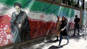 イランは核取引で設定されたウランの上限を超えている、と外相は言う