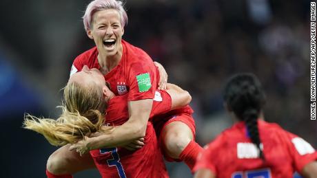 United States&#39; midfielder Sam Mewis (L) celebrate with United States&#39; forward Megan Rapinoe (C) after scoring a goal during the France 2019 Women&#39;s World Cup Group F football match between USA and Thailand, on June 11, 2019, at the Auguste-Delaune Stadium in Reims, eastern France. (Photo by Lionel BONAVENTURE / AFP)        (Photo credit should read LIONEL BONAVENTURE/AFP/Getty Images)