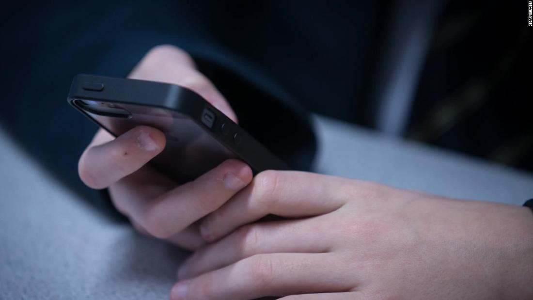 Prohíben el uso de teléfonos celulares en las aulas de un estado de ...