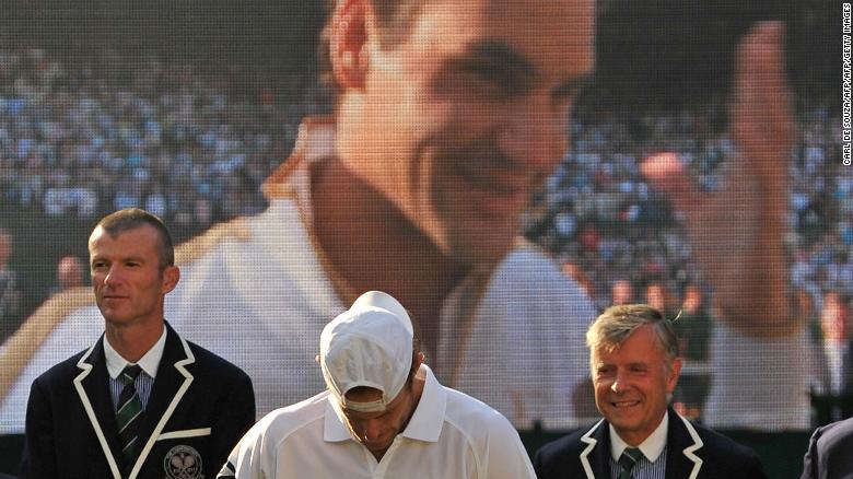 The joy of victory and agony of defeat in the 2009 Wimbledon men&#39;s final is summed up by this photo. Roger Federer beat Andy Roddick in five sets. 