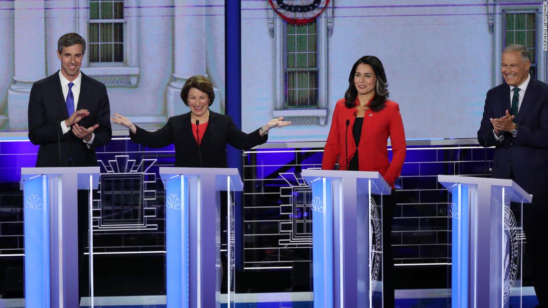 Klobuchar gestures during NBC&#39;s technical difficulties on Wednesday. The US senator from Minnesota has cast herself as a product of working-class roots who can win bipartisan support.