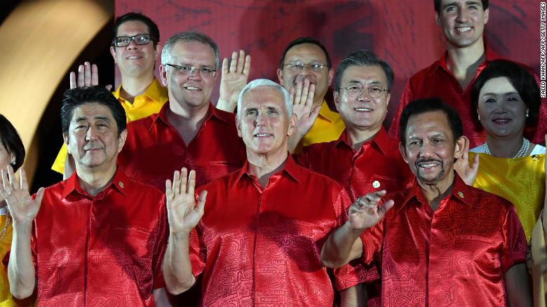  Australian Prime Minister Scott Morrison, middle row, poses for a photo with other leaders during the Asia-Pacific Economic Cooperation (APEC) Summit in Port Moresby on November 17, 2018. 