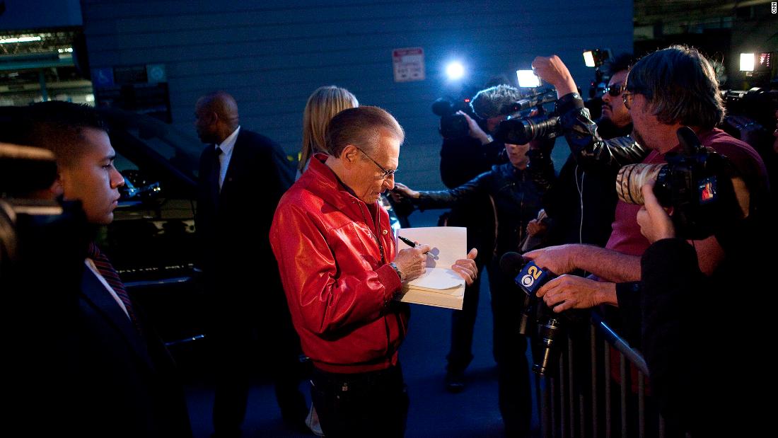 King signs autographs at the broadcast of his final CNN show in 2010.