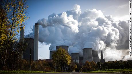 بخار از یک نیروگاه زغال سنگ در آلمان بلند می شود. 