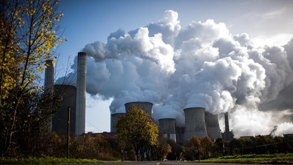 بخار از یک نیروگاه با زغال سنگ در آلمان افزایش می یابد. 