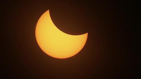 Peave tugurio densidad Cómo se produce un eclipse solar? - CNN Video