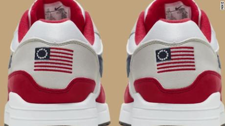 creativo Saturar Teoría de la relatividad Nike y la controversia con la bandera de "Betsy Ross": ¿decisión astuta o  tonta? - CNN Video