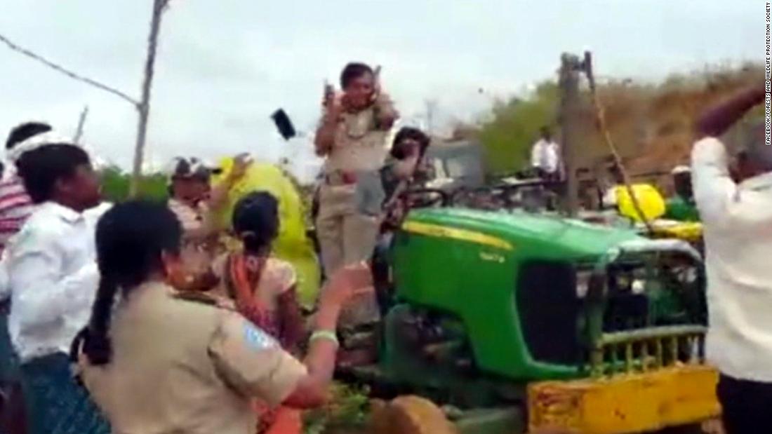 Mob Attacks Female Forest Ranger Cnn Video