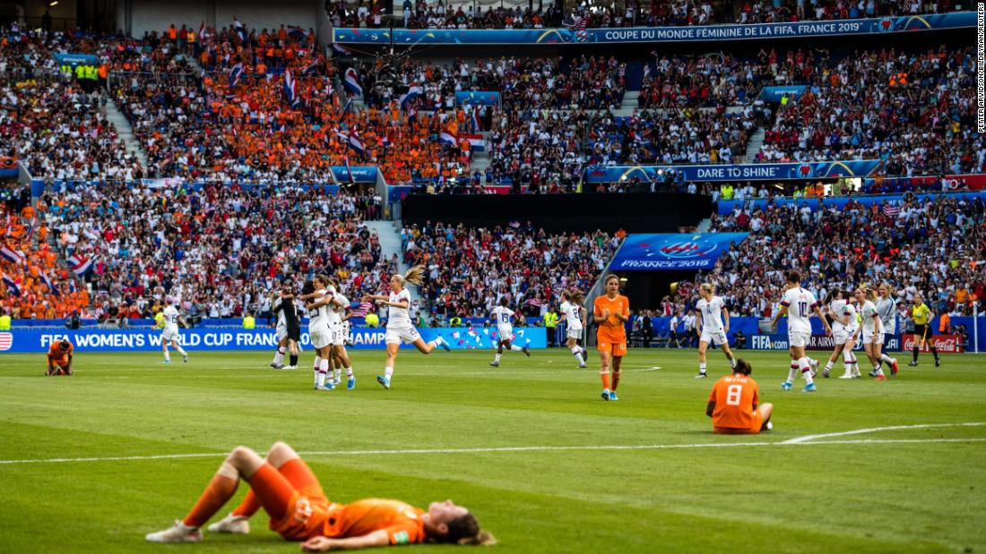 Dutch players fall to the ground as the Americans celebrate their victory.