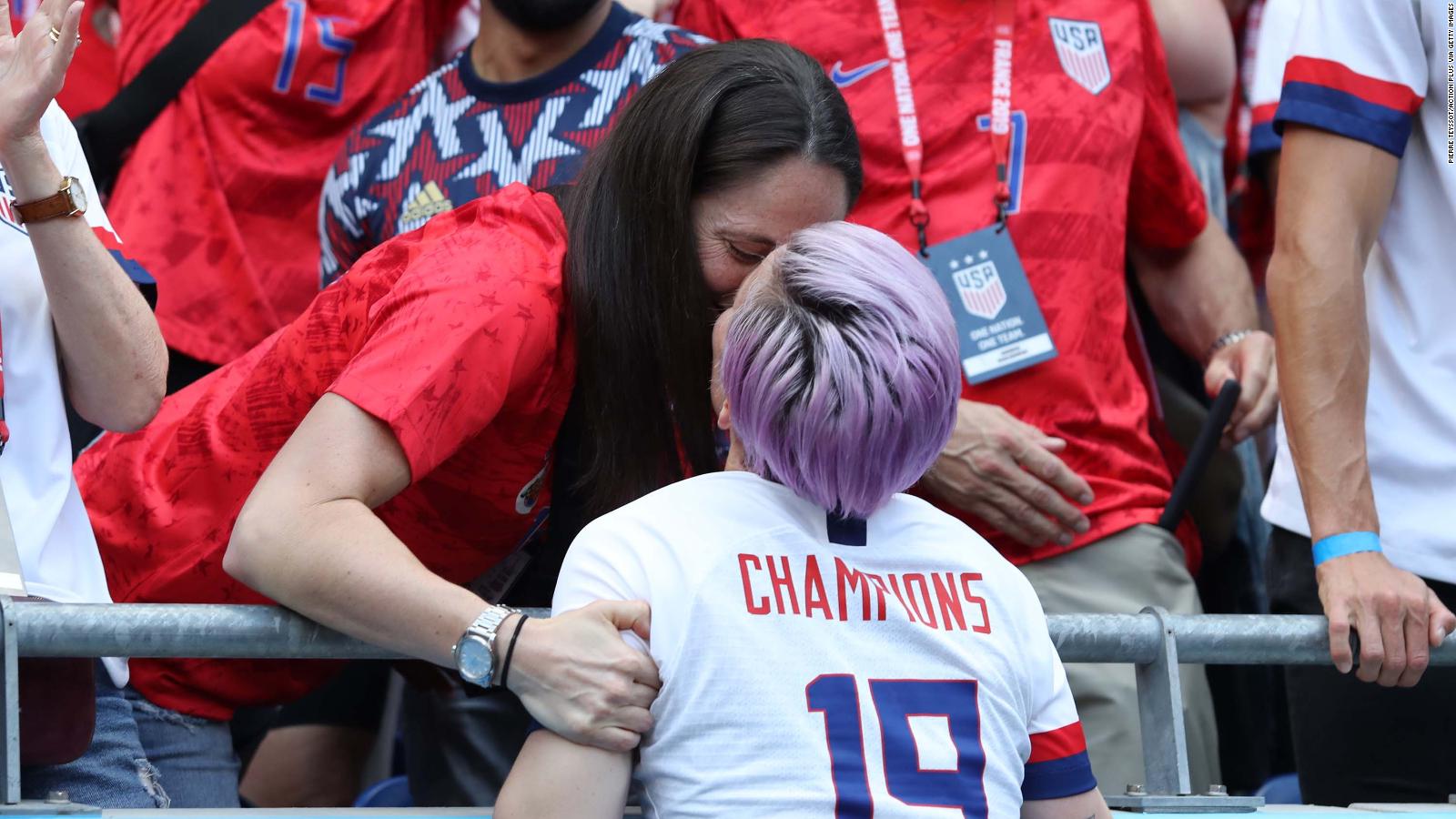 Megan Rapinoe Sue Bird Seal The Womens World Cup Win With A Kiss Cnn 