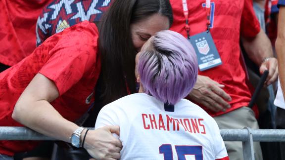 Megan Rapinoe Sue Bird Seal The Womens World Cup Win With A Kiss Cnn