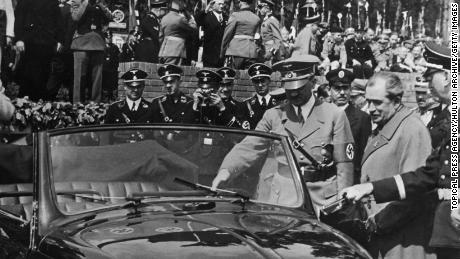 Le leader nazi Adolf Hitler inspecte la nouvelle Volkswagen, ou quot;peopleapos;s car,quot ; en mai 1938.