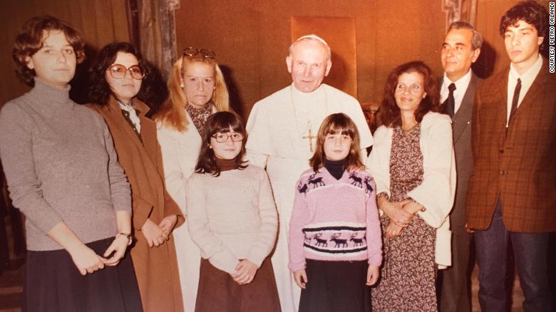 Papst Johannes Paul II. mit Emanuela Oralndi (rosa Pullover, Mitte) und (von rechts) ihrem Bruder Pietro, Vater Ercole und Mutter Maria.