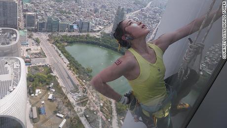 The sports climber who scaled South Korea&#39;s tallest tower