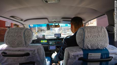 Japan&#39;s taxi drivers can now accept Didi rides without removing their gloves