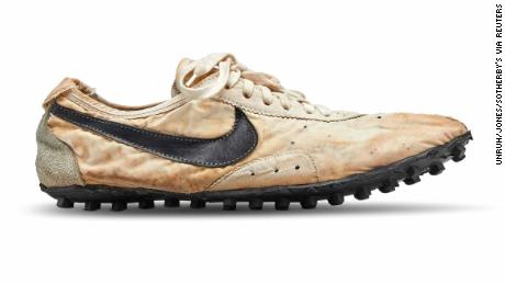 Buscar a tientas Fuera de servicio Ingenieria Subastan zapatillas Nike por US$ 437.500 - CNN Video