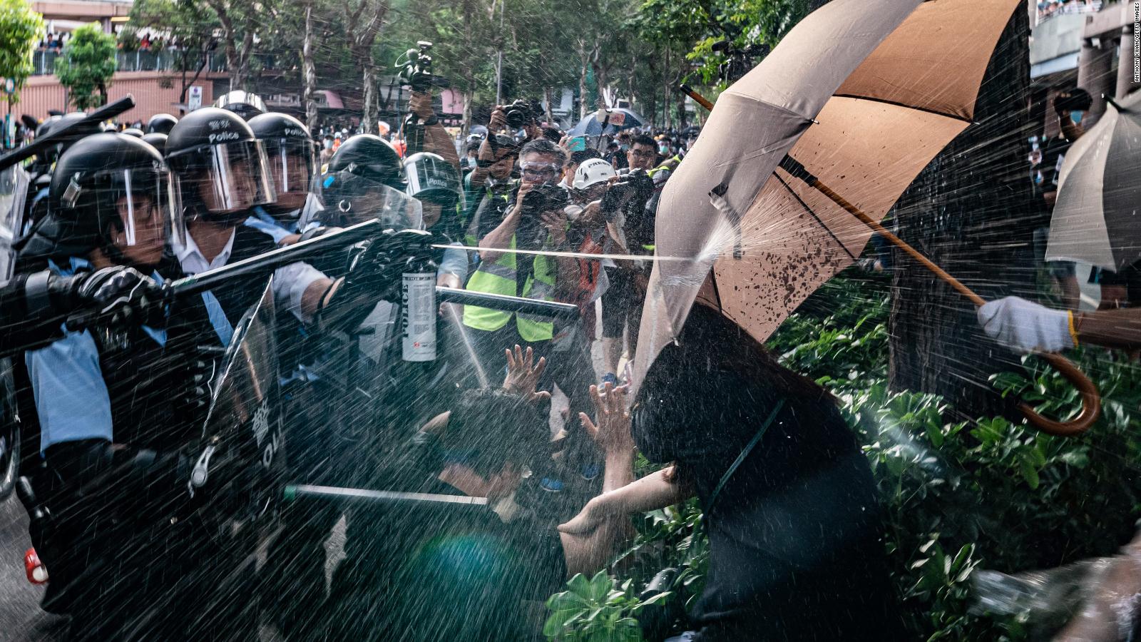 Hong Kong police pepper spray protesters at the Chinese border - CNN