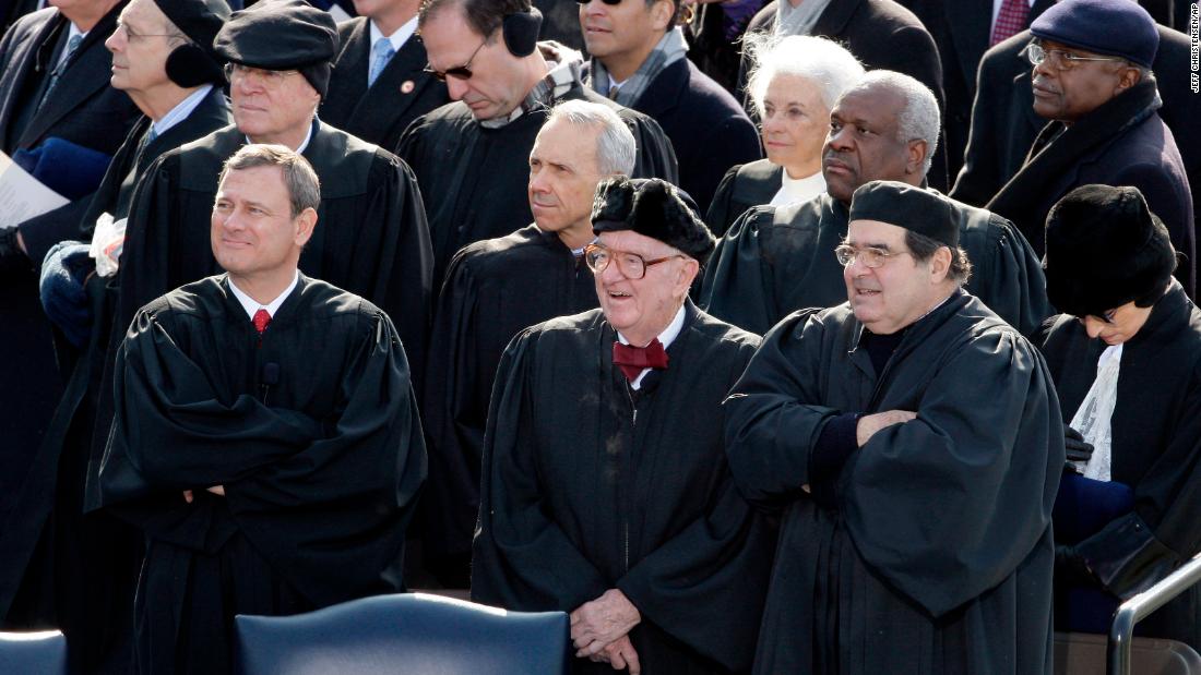 From left, Supreme Court Chief Justice John Roberts, Stevens and Justice Antonin Scalia are seen during President Barack Obama&#39;s inauguration on January 20, 2009.