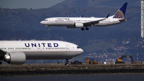 United Airlines poised to slash payroll costs without quick bailout